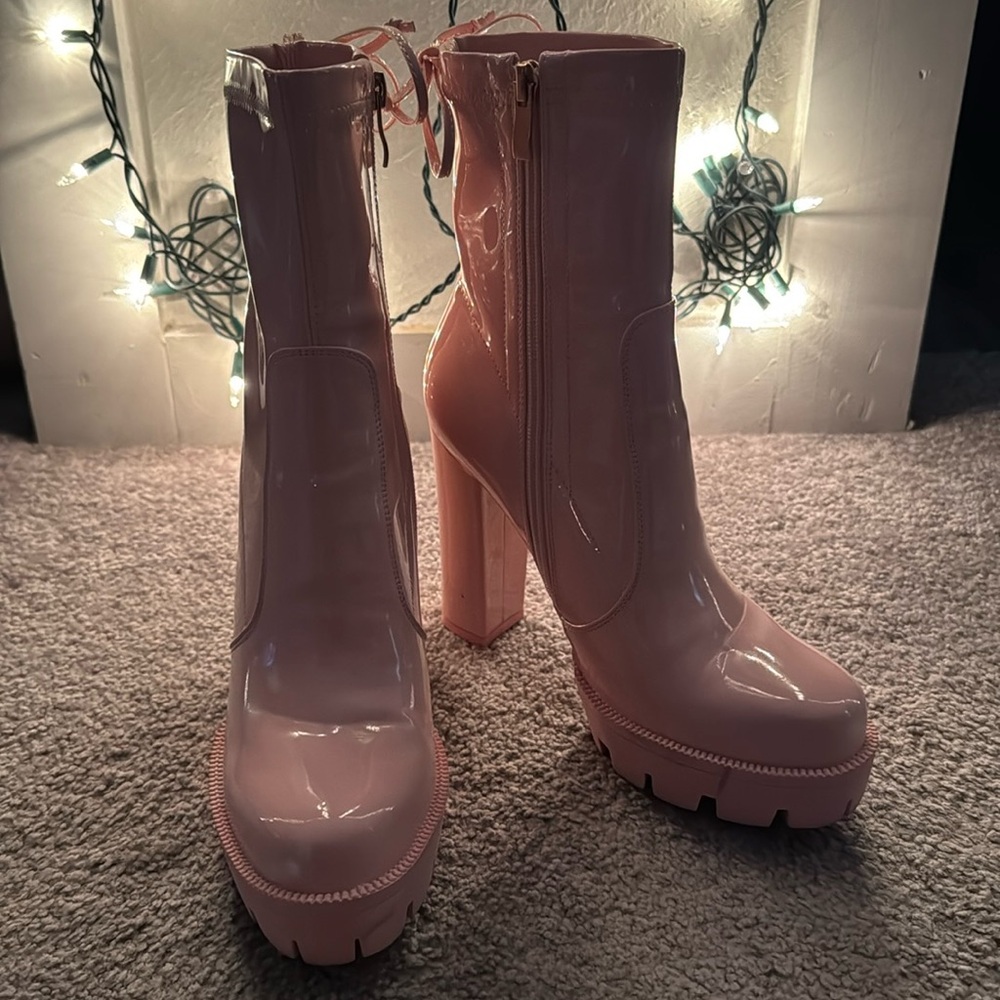 PATENT LEATHER BOOTIE in Pink